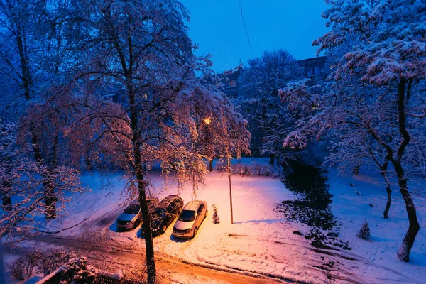 Вид на улицу в зимнее утро, припаркованные в яре машины — стоковое фото
