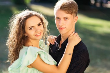 Kameraya bakarak mutlu, genç ve çekici bir çift bir 