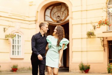 Güzel bir çift her ot seyir şehir etrafında yürüyüş sarılma