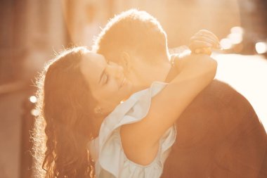 Genç çift uzanan ve açık öpüşme sarılma. NEC öpüşme adam