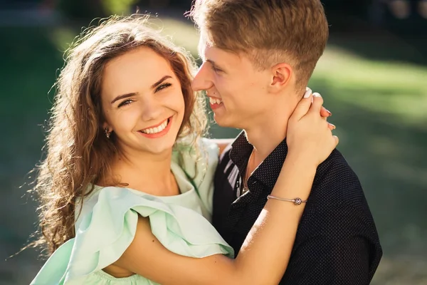 Liefdevol paar - man en vrouw - knuffelen en lachen in de p — Stockfoto