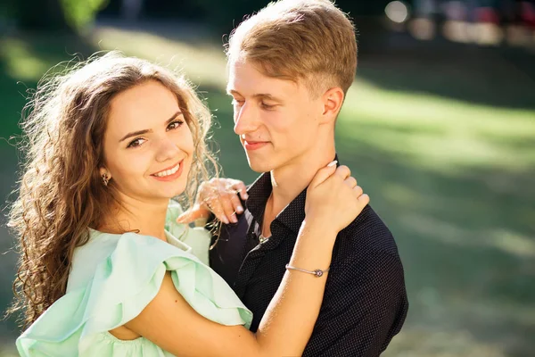 Portretfoto van mooie jonge paar in liefde, plezier en — Stockfoto