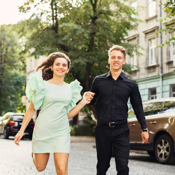浪漫情侣跑过街男人和他的女 — 图库照片