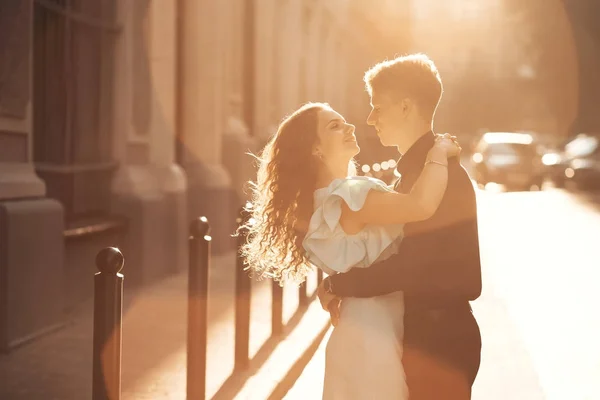 Щаслива закохана пара обіймає і цілує на відкритому повітрі в літній час — стокове фото
