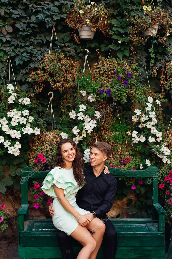 Beautiful girl sits on her lap with her boyfriend. Happy couple — Stock