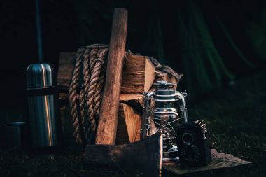 Eski vintage fotoğraf makinesi, balta, yakacak odun, halatlar, termos ve kerose