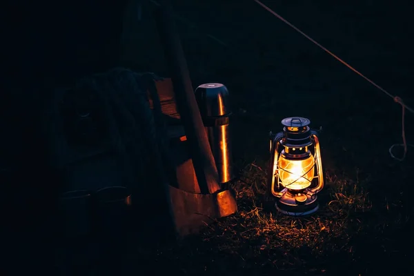 Taschenlampe alte Gaslaterne Beleuchtung auf dem Rasen. Reisekamera — Stockfoto