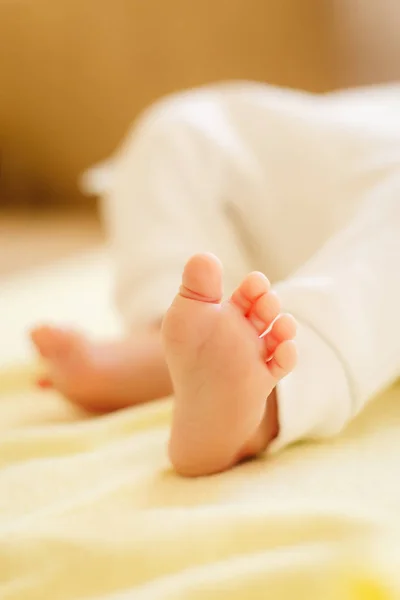 Soft close up photo with shallow depth of field of tiny barefoot — Stock Photo, Image