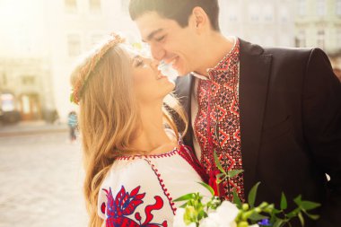 Ukraynalı tarzı giysiler açık havada romantik genç Çift
