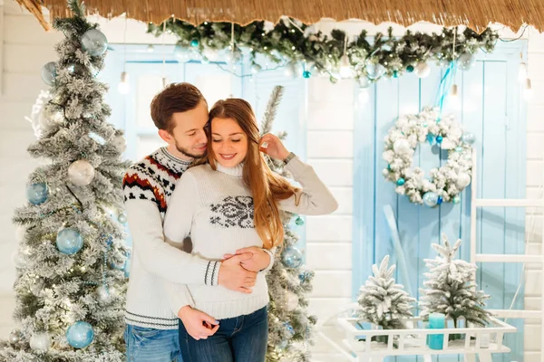 Bom Casal Abraçando Uma Sala Acolhedora Cheia Decorações Natal Felicidade — Fotografia de Stock