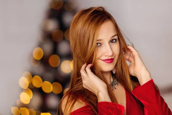 Close-up portrait of nice girl with enigmatic smile on blurred b — Stock Photo, Image