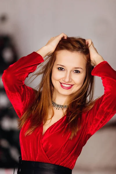 Retrato natural de una hermosa mujer sonriente sosteniendo su cabello — Foto de Stock