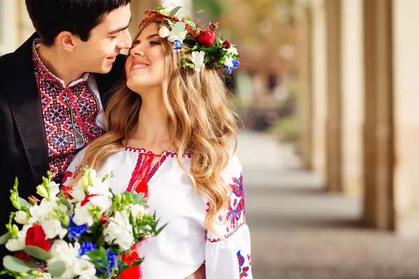 Kaukasisches Paar in traditioneller ukrainischer Kleidung küsst outdoo — Stockfoto
