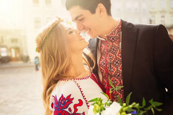 Романтическая молодая пара в украинском стиле одежды на открытом воздухе — стоковое фото