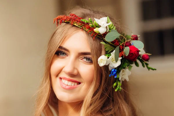 Gorgeous Ukrainian Girl Looking Camera Crown Fresh Flowers Her Head — Stock Photo, Image