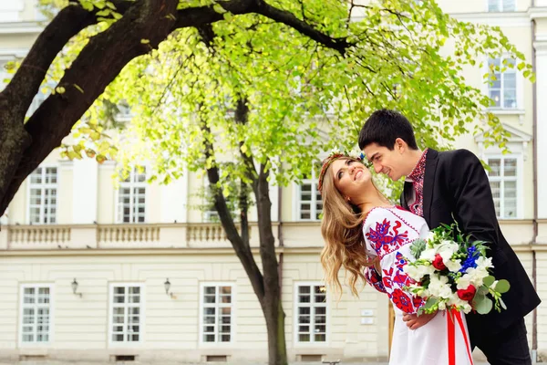 Schöner großer Mann, der seine Freundin ansieht, während sie lea — Stockfoto