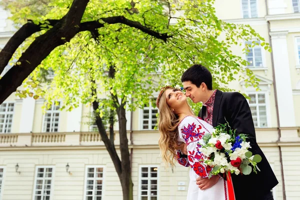 Homem beijando sua esposa no pescoço suavemente. Sentindo-se feliz — Fotografia de Stock