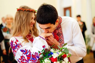 Damat öpüyor sevgili gelininin elini