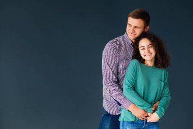 adam kız arkadaşı arkadan düz arka planı sarılma