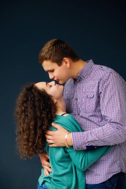 Yakışıklı adam öpücük ve güzel kızını sarılma.