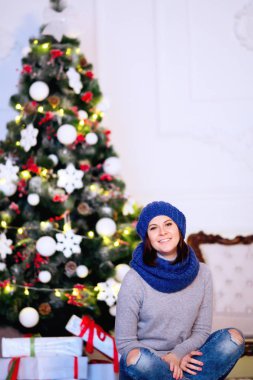 Gülümseyen kış rahat kıyafetler enjo katta oturan kadın