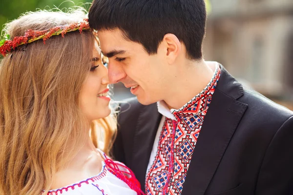 Украинская стильная пара смотрит друг на друга в солнечный день — стоковое фото