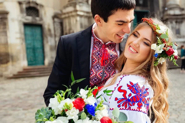 Jovens casais apaixonados abraçam-se na cidade velha. Noiva em Ukrain — Fotografia de Stock