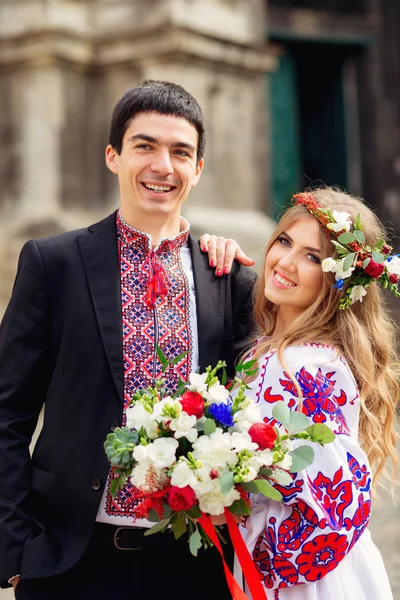 Счастливая пара в традиционной одежде — стоковое фото
