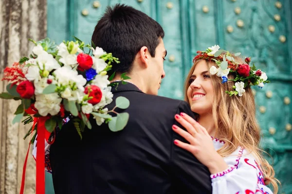 Caucasiano feliz casal jovem romântico comemorando seu casamento — Fotografia de Stock