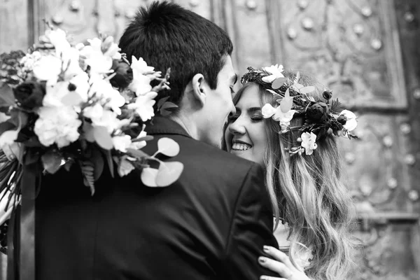 Caucasico felice romantica giovane coppia che celebra il loro matrimonio — Foto Stock