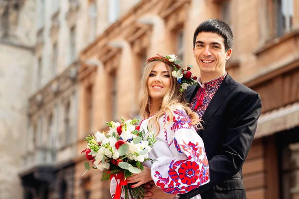Hochzeitspaar genießt einen sonnigen Tag in der Altstadt mit — Stockfoto