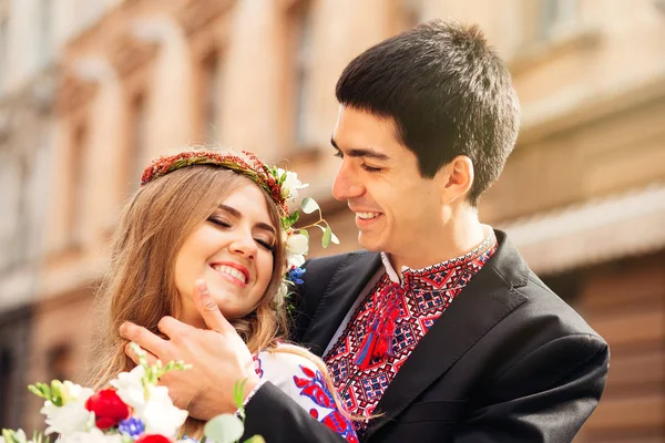 Casal amoroso em um fundo de cidade europeia velha romântica — Fotografia de Stock