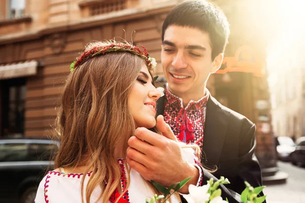 Красивая счастливая молодая невеста и жених в традиционной одежде — стоковое фото