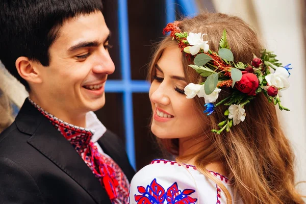 Belo casal ucraniano vestindo roupas tradicionais — Fotografia de Stock