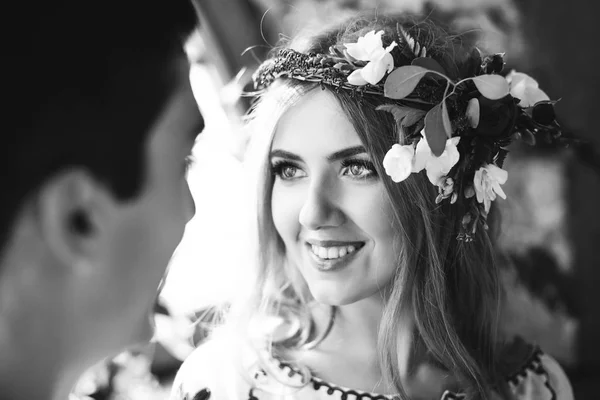 Brudens ögon gnistra medan hon ser på en brudgum med kärlek — Stockfoto