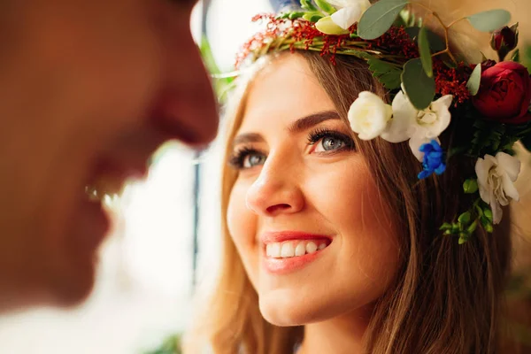 Fröhliche und erstaunliche Braut mit schönem Lächeln sieht glücklich in l — Stockfoto