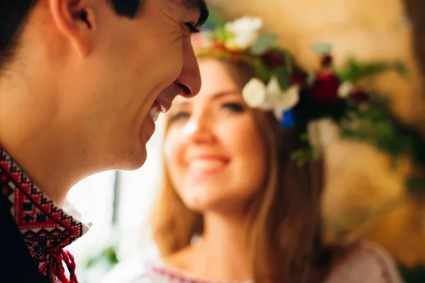 美しい花嫁の背景を見て笑う幸せな花婿 — ストック写真