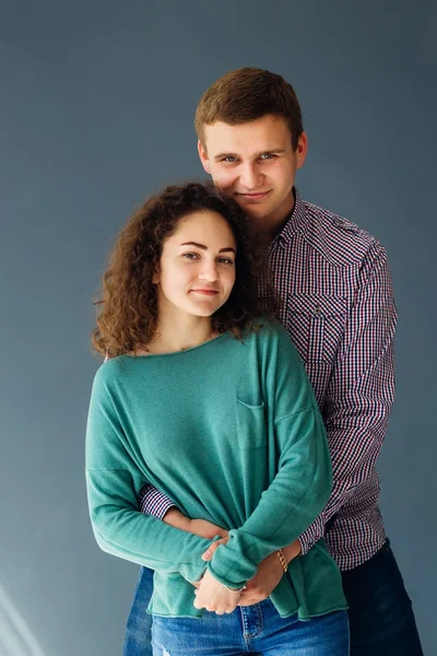 Feliz pareja adolescente en ropa casual mira a la cámara —  Fotos de Stock