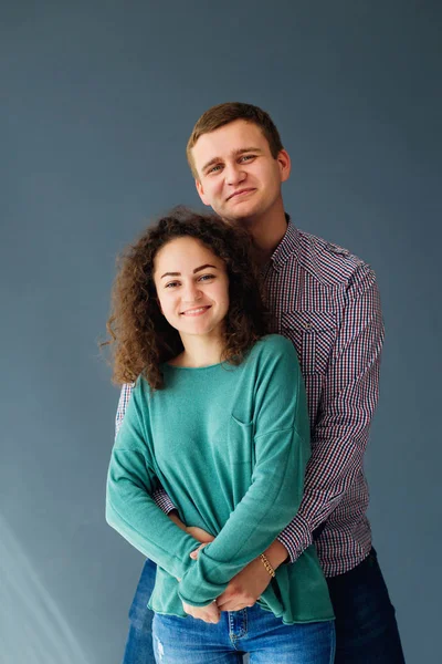 Lachende Europese paar in de studio — Stockfoto