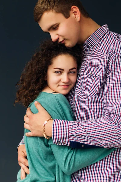 Knappe man knuffelen zijn prachtige vriendin. — Stockfoto