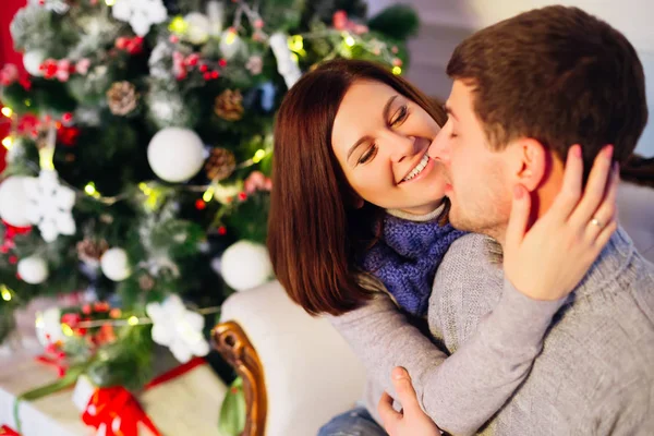年轻夫妇在家里庆祝圣诞节 — 图库照片