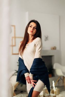 Festival atmosferi ile bir odada güzel gözlü esmer