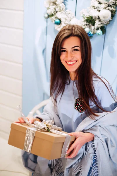 Felice ragazza apre un regalo di Capodanno sullo sfondo di New Y — Foto Stock