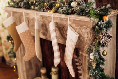 Oyuncaklar ve güzel Noel tatili nedeniyle şömine