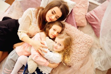 Mutlu anne, sevgili çocuklarıyla vakit geçirmekten hoşlanır.