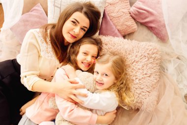 Anne ve iki kızı birlikte vakit geçirmekten memnunlar.