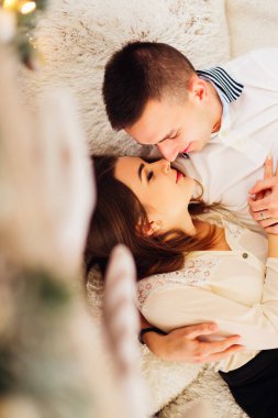 Genç bir çift yalan ve birlikte geçirdiğim her an zevk