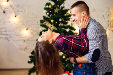 Kız kafasını geri, gözleri kapalı ve onu beline düzenlenen çocuk attı