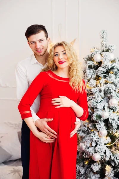 Šťastný pár, směje se na pozadí novoroční scenérie — Stock fotografie