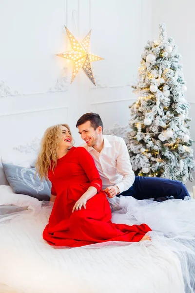 Prázdniny se blíží. Mladý pár, čekající na vánoční mira — Stock fotografie